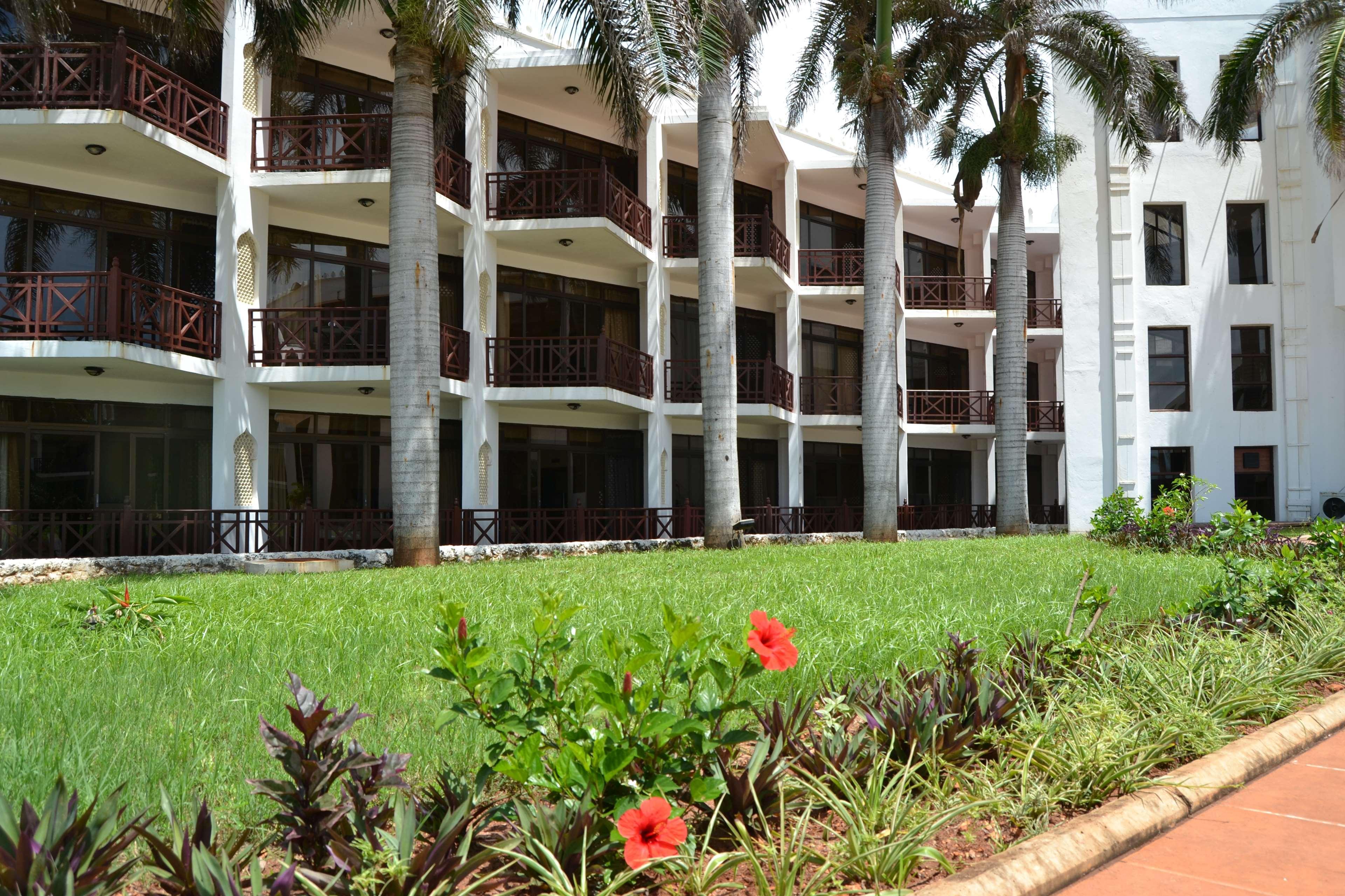 Golden Tulip Dar Es Salaam Hotel Exterior foto