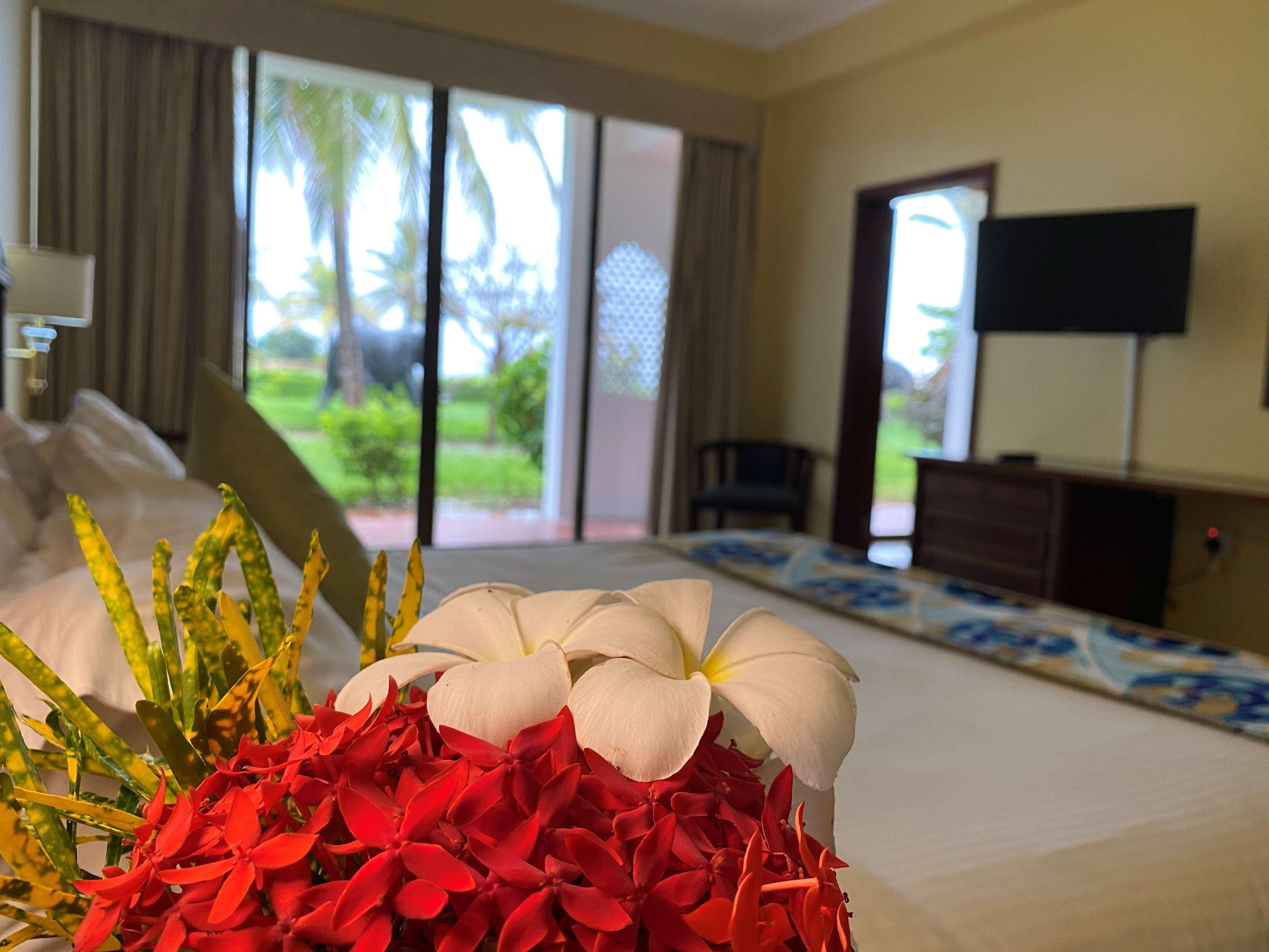Golden Tulip Dar Es Salaam Hotel Exterior foto