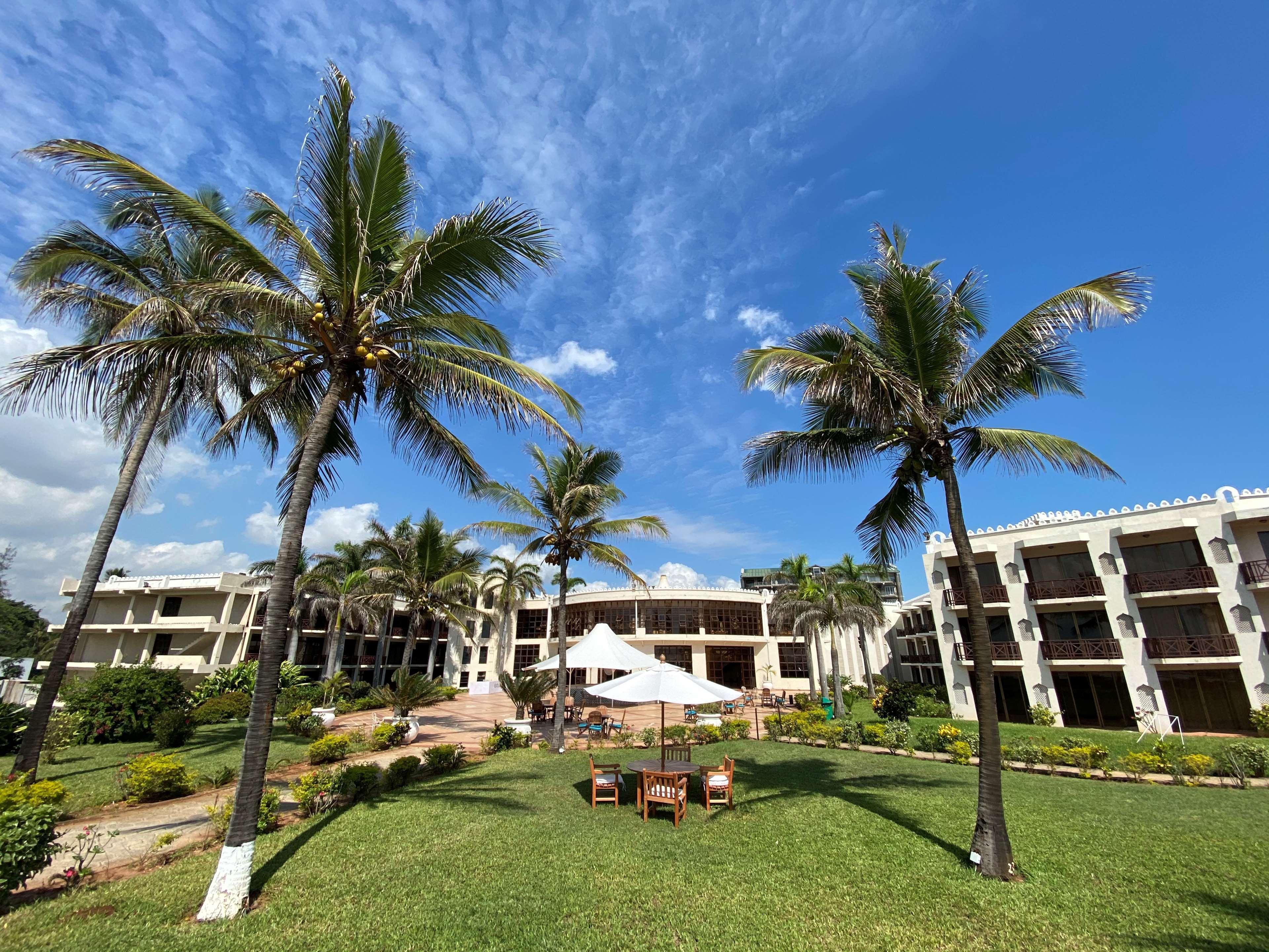 Golden Tulip Dar Es Salaam Hotel Exterior foto