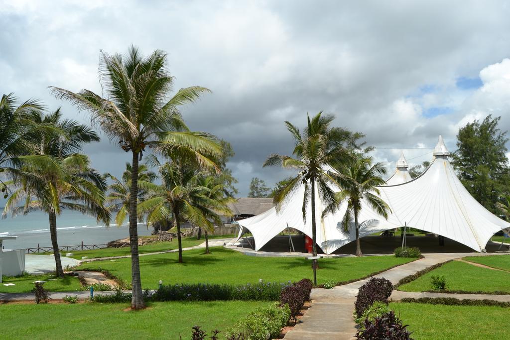 Golden Tulip Dar Es Salaam Hotel Exterior foto